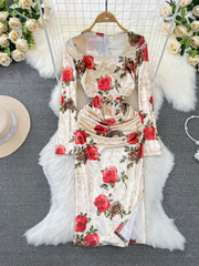 Langärmliges, mittellanges, geschlitztes Samtkleid mit quadratischem Ausschnitt und Aufdruck