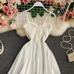 Sommerkleid mit hohen und tiefen Trägern