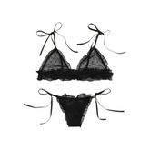 Hermoso conjunto de bikini de dos piezas con tiras de malla