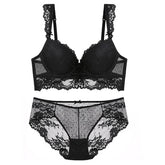 Dessous-Set mit Stickerei und Spitze