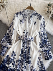 Langärmliges, bedrucktes Kleid mit Stehkragen und A-Linien-Muster