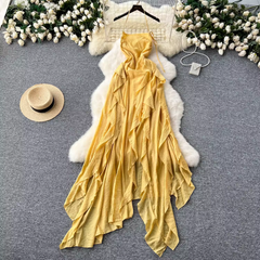 Festliches Kleid mit unregelmäßigen Rüschen und Sling