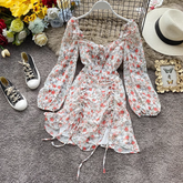 Petite-Kleid aus Chiffon mit Blumenmuster, quadratischem Ausschnitt, Rüschen und Kordelzug