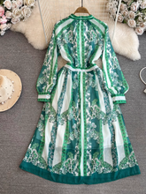 Langärmliges Kleid mit Stehkragen und A-Linien-Print