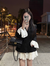 Kostümkleid mit kontrastierenden Glockenärmeln