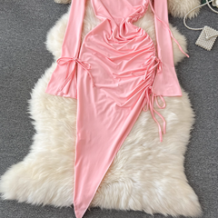 Ausgestelltes, langärmliges, schmal geschnittenes, gerafftes, unregelmäßiges, figurbetontes Kleid