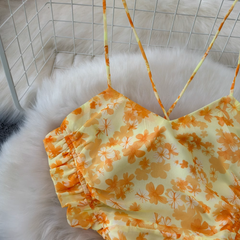 Gelbes Blumenkleid im Sommer-Strandresort-Stil