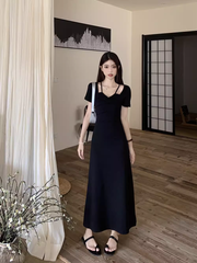 Schwarzes kurzärmliges Kleid