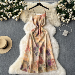 Strandkleid mit Hosenträgern und Ölgemälde-Print am Meer