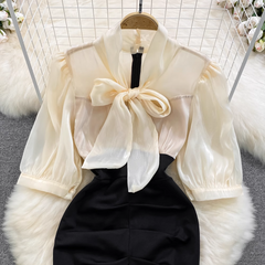 Kurzärmliges, figurbetontes Kleid mit Schleife, Bindegürtel und Schlitz in der Taille