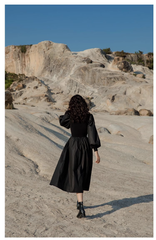 Schwarzes, gestricktes Patchwork-Langarmkleid mit V-Ausschnitt