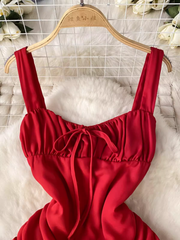 Rotes kurzes Kleid mit Rüschen und Hosenträgern