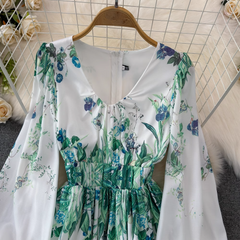 Langärmliges, bedrucktes A-Linien-Kleid mit V-Ausschnitt