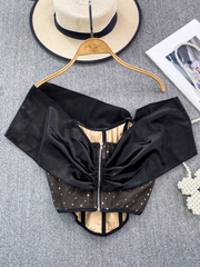 Blusa de cuello alto con hombros descubiertos, moderna y adornada con diamantes