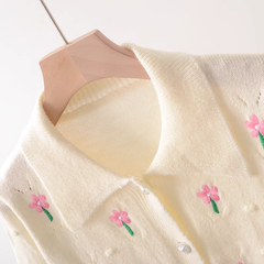 Cárdigan corto de punto con cuello POLO y bordado floral