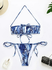 Der zweiteilige Bikini mit Schlangenhaut-Print