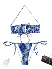Der zweiteilige Bikini mit Schlangenhaut-Print