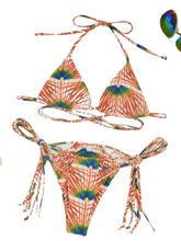 Der zweiteilige Bikini mit tropischen Seiten