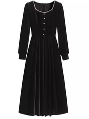 Schwarzes Samtkleid mit eckigem Ausschnitt