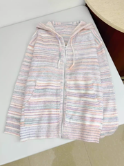 Strickjacke mit Regenbogenstreifen