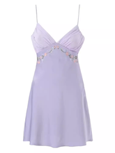 Minivestido morado con escote en V