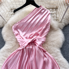 Trägerloses, plissiertes Kleid mit schrägem Ausschnitt und unregelmäßiger Passform für Damen