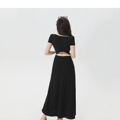 Schwarzes Kleid mit eckigem Ausschnitt und Schleife