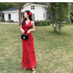 Französisch bedrucktes rotes Hosenträgerkleid mit V-Ausschnitt im Sommer