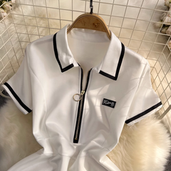 Flauschiges Retro-Kleid mit kurzen Ärmeln und Polokragen in Kontrastfarbe