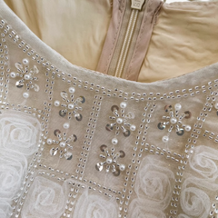 Kurzärmliges, rundperlenbesetztes Sommerkleid in A-Linie