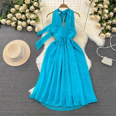 Mittellanges ärmelloses A-Linien-Kleid mit tiefem V-Ausschnitt