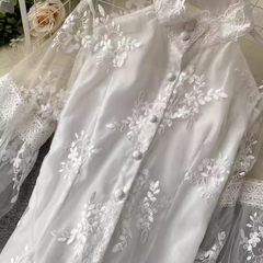 Blusa de encaje de malla Blusa de mujer con cuello alto, bordado tridimensional, mangas abullonadas, estilo corte de encaje