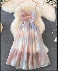 Sommerliches A-Linien-Kleid im französischen Retro-Stil mit Taillenbetonung, Plissee und verwischtem Aufdruck