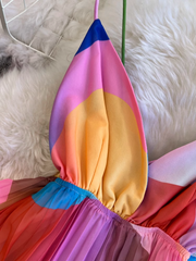 Rückenfreies Strapskleid mit buntem Print