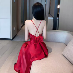 Rotes rückenfreies Sommerkleid