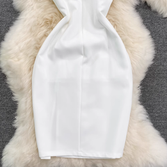 Weißes, schulterfreies, figurbetontes Kleid