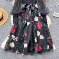 Damenkleid aus Netzstoff mit Stricknähten und Stickereien