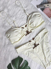 El elegante conjunto de bikini brasileño de dos piezas