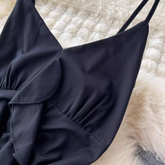 Vestido irregular con volantes y espalda descubierta