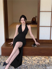 Schwarzes rückenfreies Neckholderkleid mit Schlitz für Damen