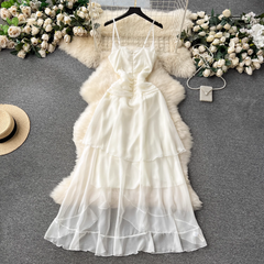 Langes Strapskleid mit unregelmäßigen Rüschen