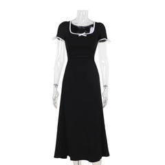 Schwarzes Kleid mit eckigem Ausschnitt und Schleife