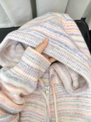 Strickjacke mit Regenbogenstreifen