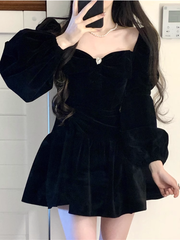 Schwarzes Samtkleid für Damen im Herbst und Winter