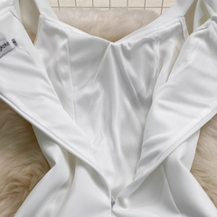 Weißes, schulterfreies, figurbetontes Kleid