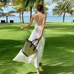 Rotes rückenfreies Sommerkleid