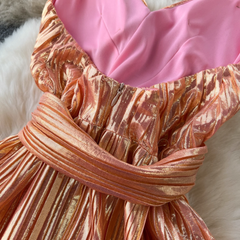 Unregelmäßiges rückenfreies Neckholderkleid