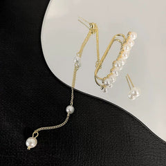 Pendientes de puño desiguales con racimo de perlas