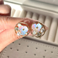 Pendientes de aro dorados con flores hechas a mano