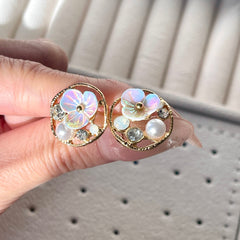 Pendientes de aro dorados con flores hechas a mano